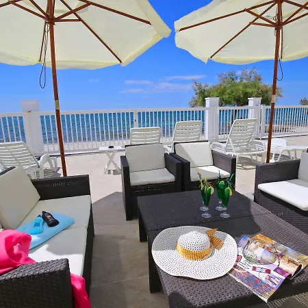 Konukevi Triana-adults Only